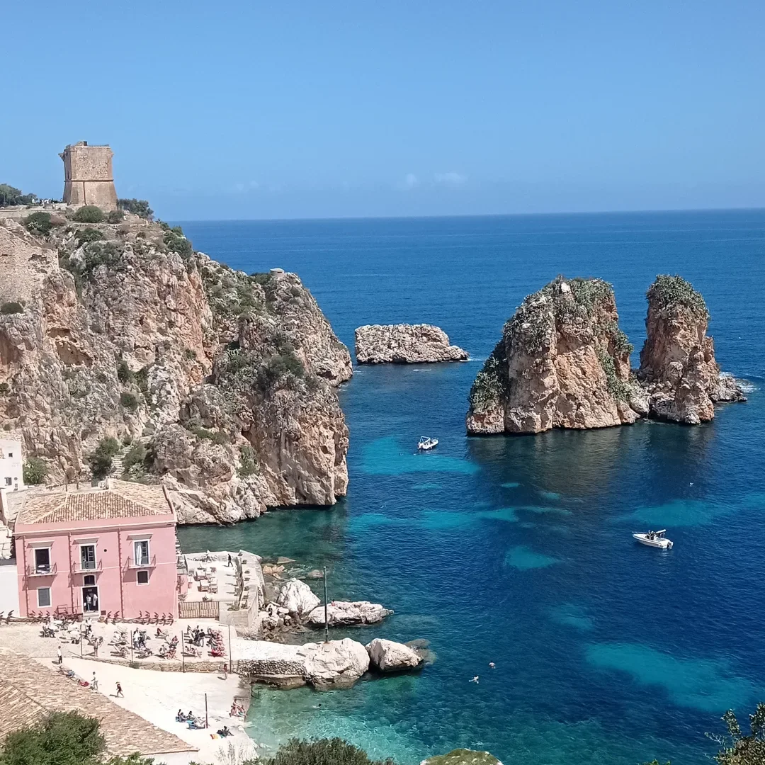 I faraglioni della Tonnara di Scopello sul mare turchese